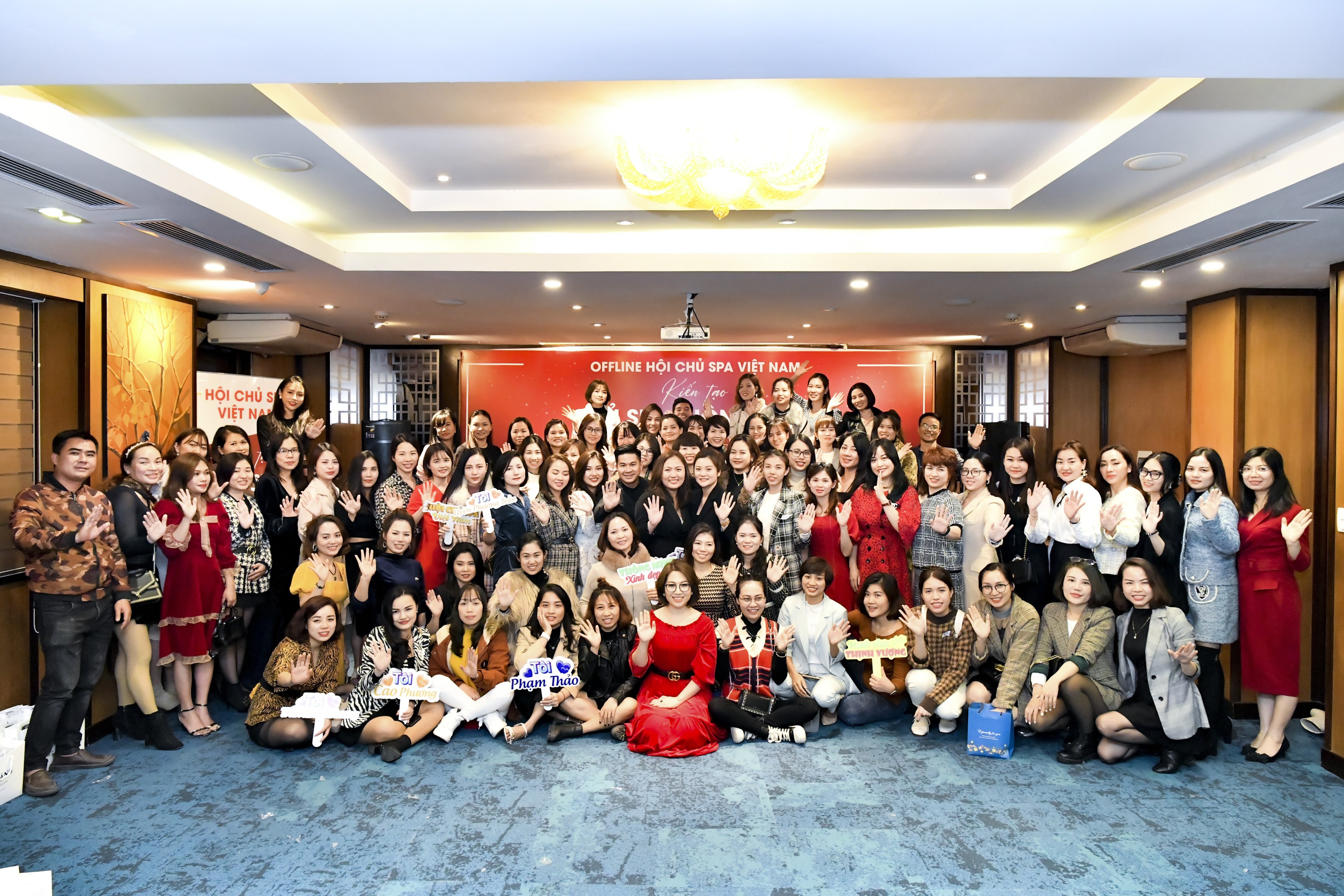 Đội ngũ BQT đầu tiên chụp ảnh lưu niệm cùng thành viên tại chương trình offline tại Hà Nội 28/12/2020